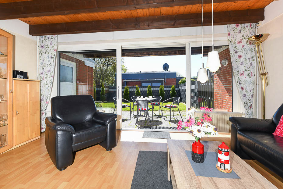 Ferienhaus „Leuchtturm“ - Wohnzimmer mit integriertem Küchenbereich