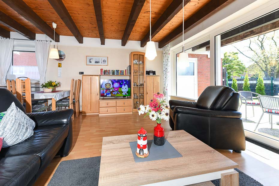 Ferienhaus „Leuchtturm“ - Wohnzimmer mit integriertem Küchenbereich