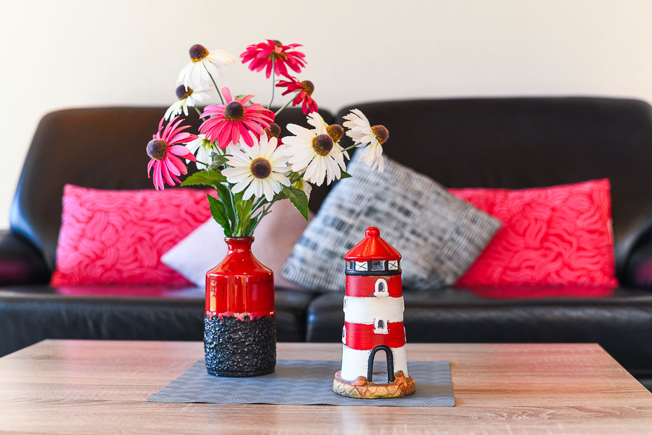 Ferienhaus „Leuchtturm“ - Wohnzimmer mit integriertem Küchenbereich
