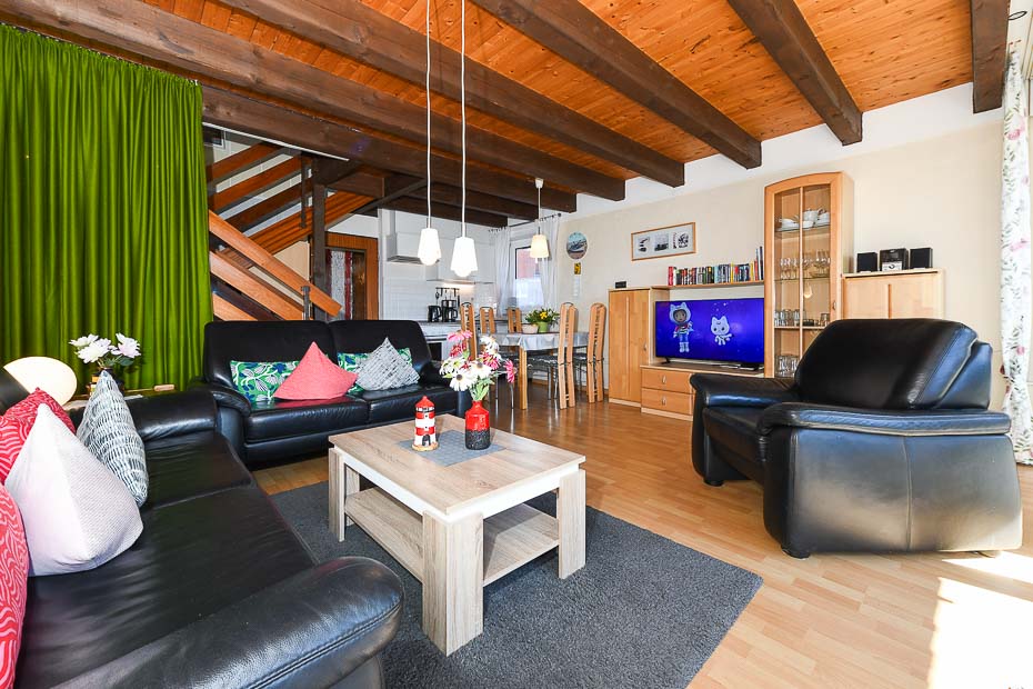 Ferienhaus „Leuchtturm“ - Wohnzimmer mit integriertem Küchenbereich