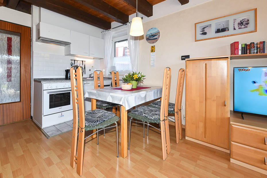 Ferienhaus „Leuchtturm“ - Wohnzimmer mit integriertem Küchenbereich