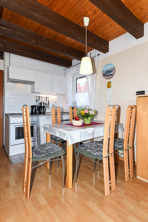 Ferienhaus „Leuchtturm“ - Wohnzimmer mit integriertem Küchenbereich
