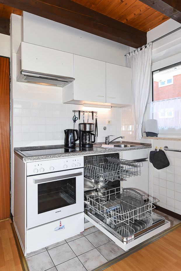 Ferienhaus „Leuchtturm“ - Wohnzimmer mit integriertem Küchenbereich