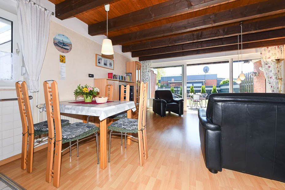 Ferienhaus „Leuchtturm“ - Wohnzimmer mit integriertem Küchenbereich