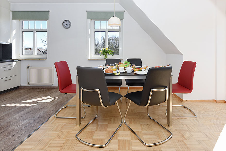 Ferienwohnung „oben links“ - Wohnzimmer mit integriertem Küchenbereich