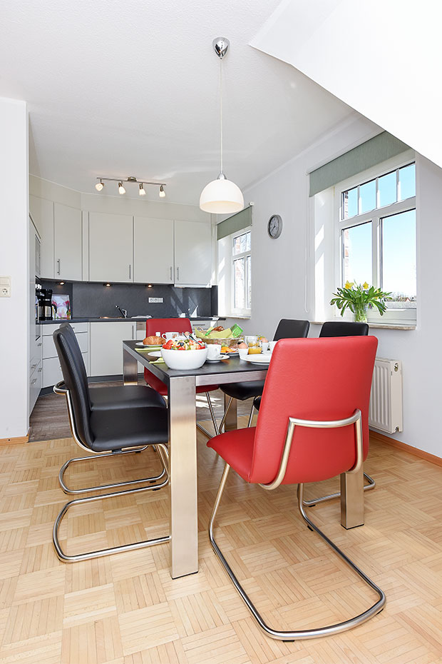 Ferienwohnung „oben links“ - Wohnzimmer mit integriertem Küchenbereich