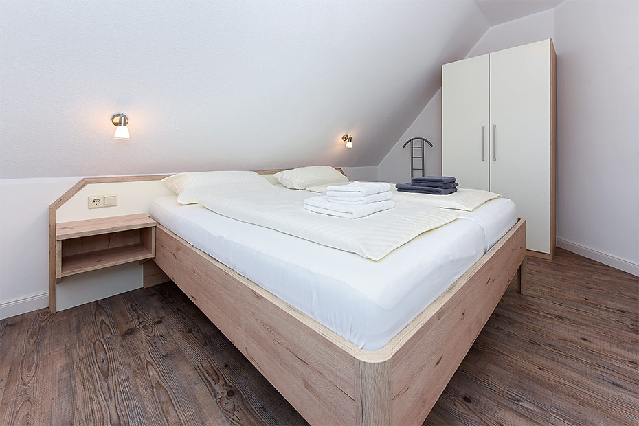 Ferienwohnung „oben mitte“ - Schlafzimmer 1
