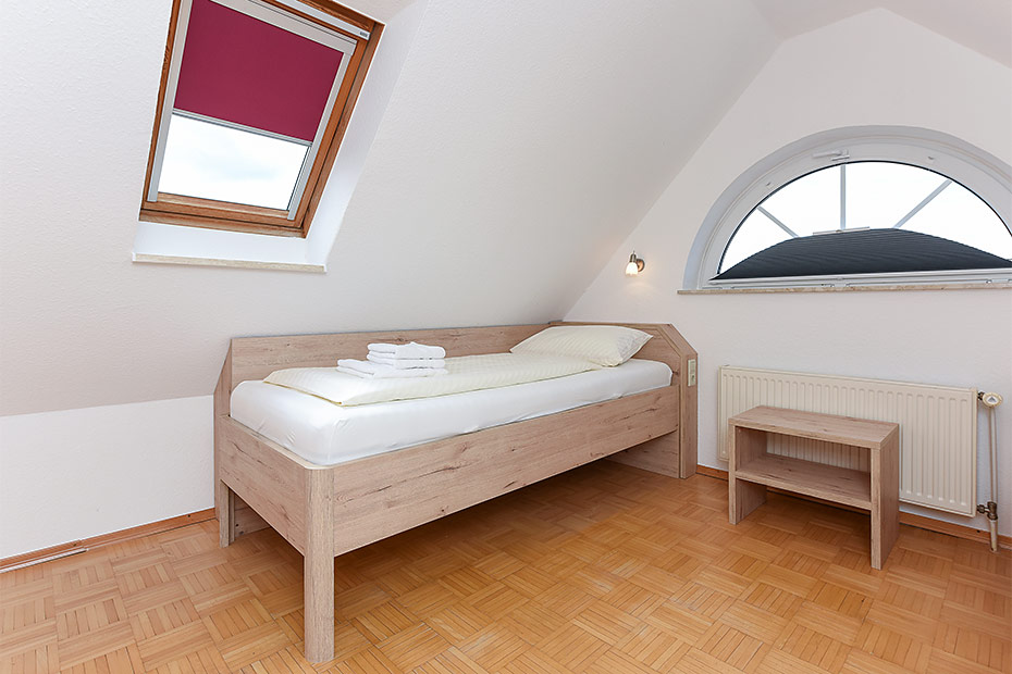 Ferienwohnung „oben mitte“ - Schlafzimmer 2/Kinderzimmer