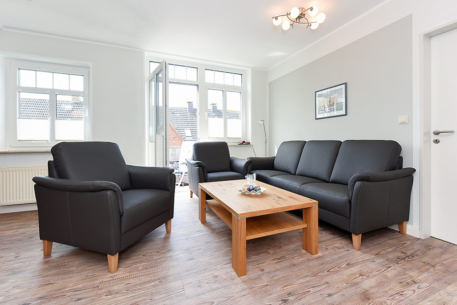 Ferienwohnung „oben mitte“ - Wohnzimmer mit integriertem Küchenbereich