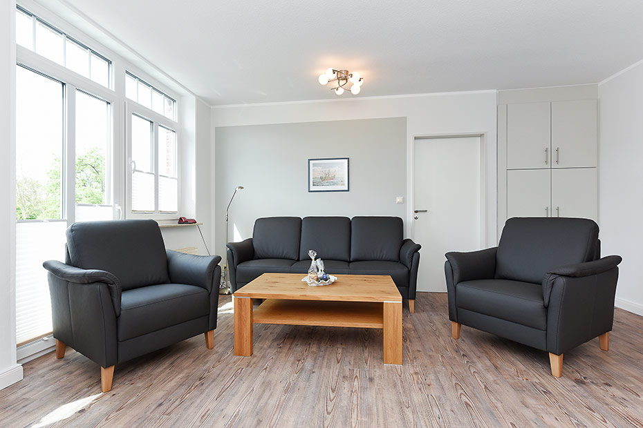 Ferienwohnung „oben mitte“ - Wohnzimmer mit integriertem Küchenbereich