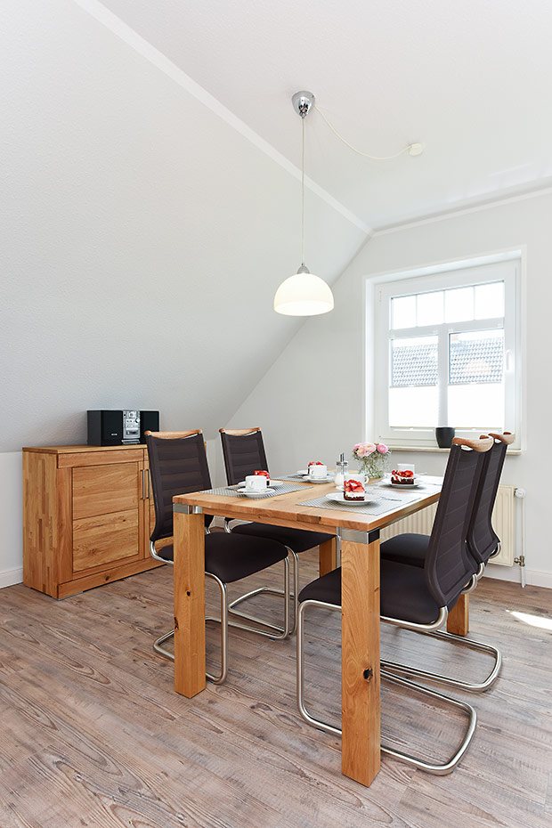 Ferienwohnung „oben mitte“ - Wohnzimmer mit integriertem Küchenbereich