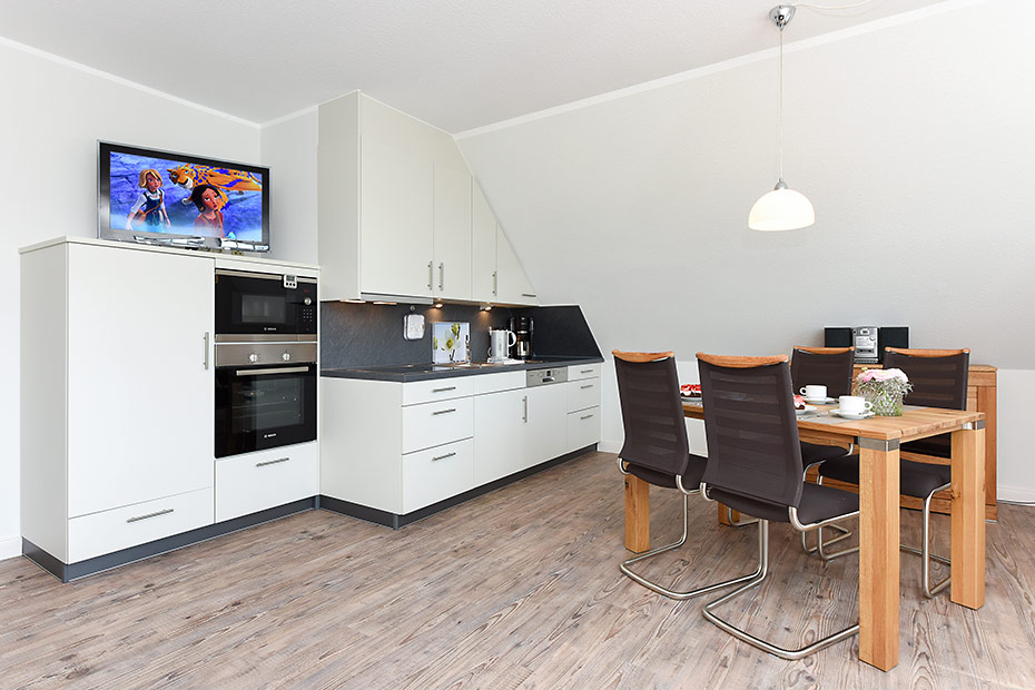 Ferienwohnung „oben mitte“ - Wohnzimmer mit integriertem Küchenbereich