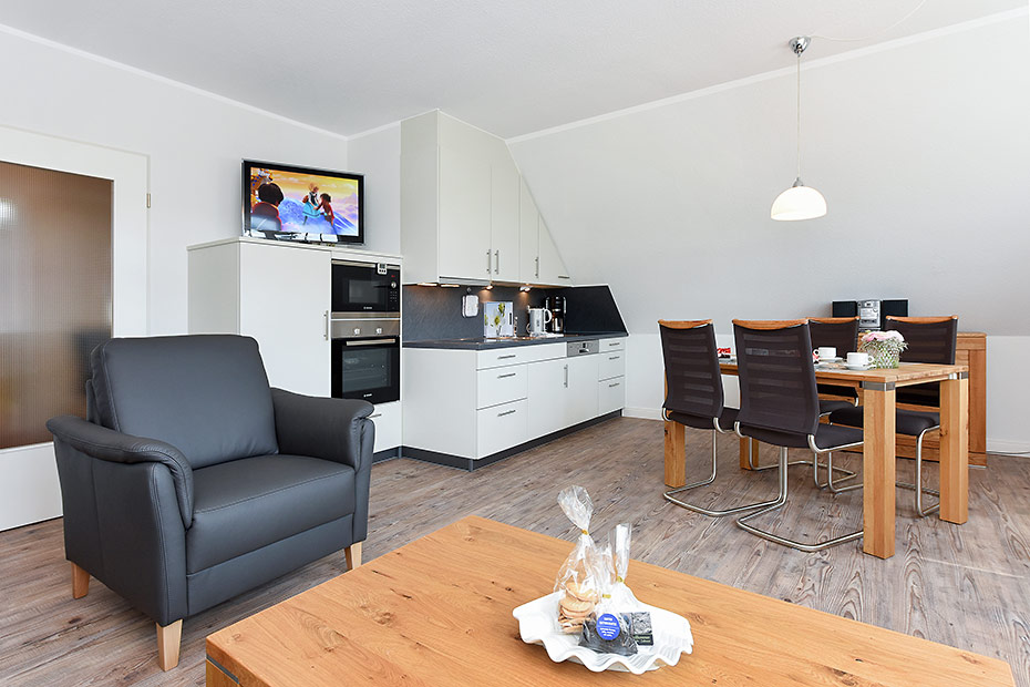 Ferienwohnung „oben mitte“ - Wohnzimmer mit integriertem Küchenbereich