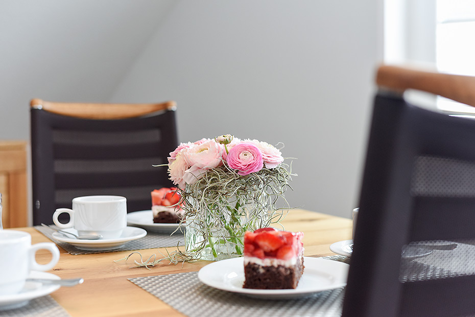 Ferienwohnung „oben mitte“ - Wohnzimmer mit integriertem Küchenbereich
