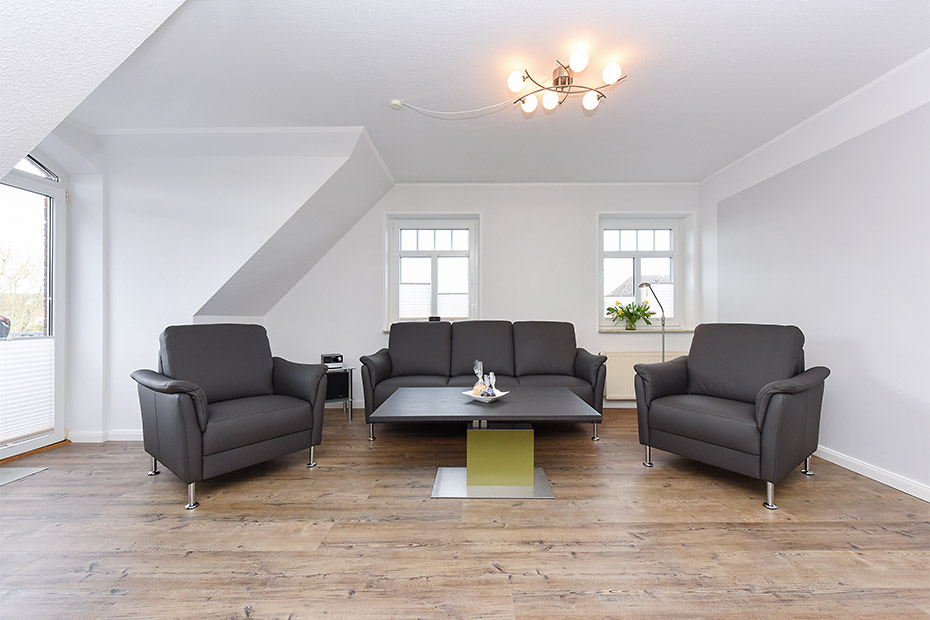 Ferienwohnung „oben rechts“ - Wohnzimmer mit integriertem Küchenbereich