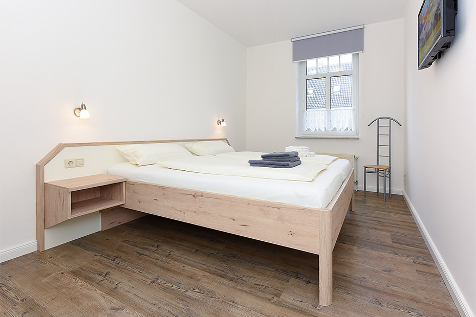 Ferienwohnung „unten mitte“ - Schlafzimmer 1