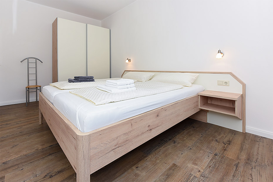 Ferienwohnung „unten mitte“ - Schlafzimmer 1