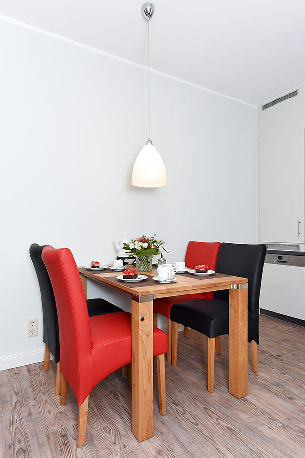 Ferienwohnung „unten mitte“ - Wohnzimmer mit integriertem Küchenbereich