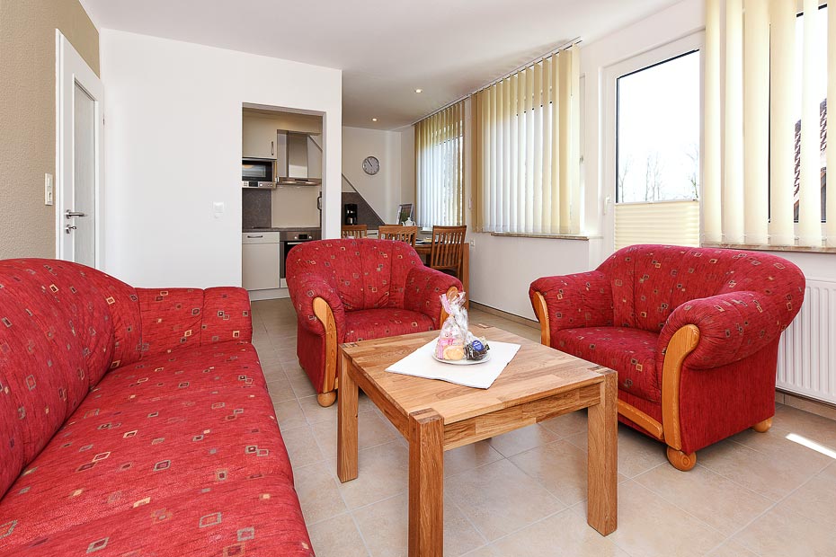 Ferienwohnung „oben links“ - Wohnzimmer mit integriertem Küchenbereich