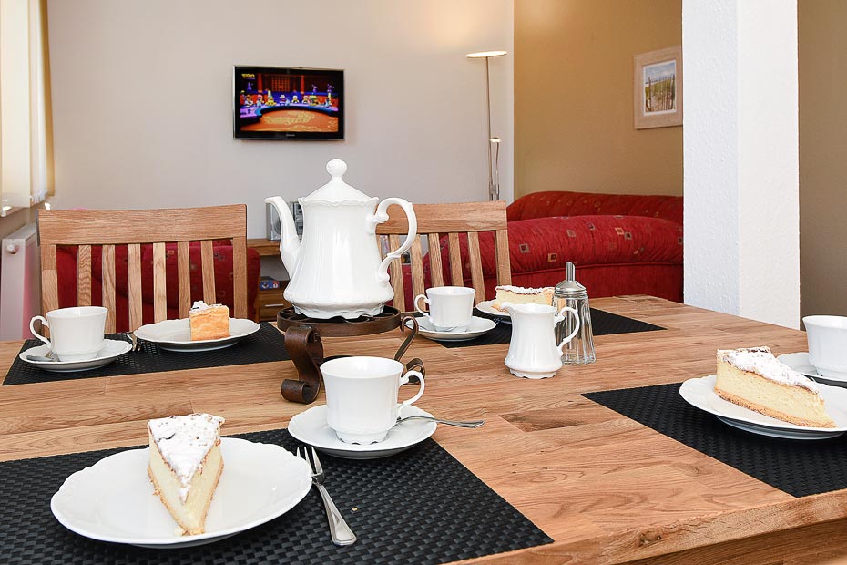 Ferienwohnung „oben links“ - Wohnzimmer mit integriertem Küchenbereich