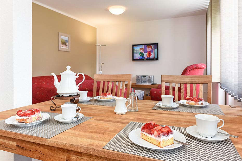 Ferienwohnung „oben rechts“ - Wohnzimmer mit integriertem Küchenbereich