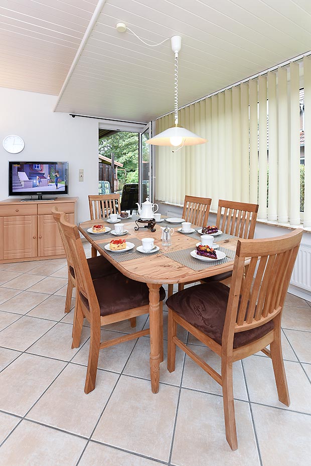 Ferienwohnung „unten links“ - Wohnzimmer mit integriertem Küchenbereich