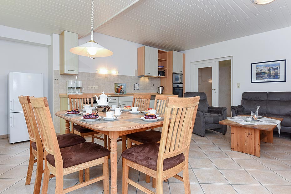 Ferienwohnung „unten links“ - Wohnzimmer mit integriertem Küchenbereich