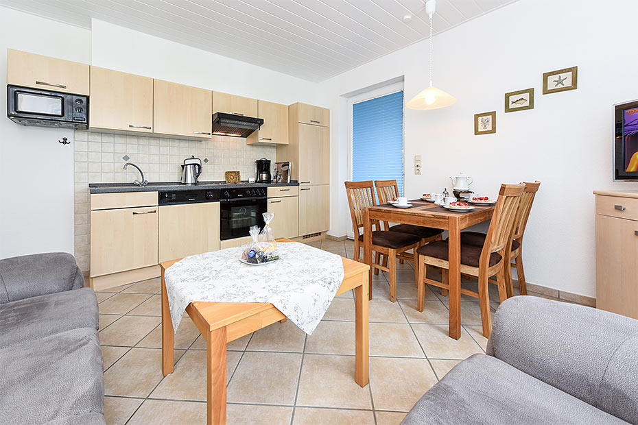 Ferienwohnung „unten rechts“ - Wohnzimmer mit integriertem Küchenbereich