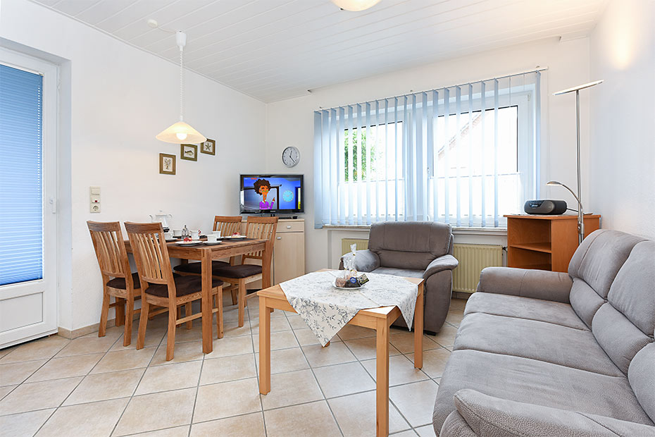 Ferienwohnung „unten rechts“ - Wohnzimmer mit integriertem Küchenbereich