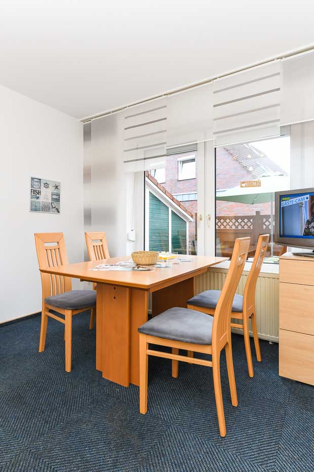 Ferienwohnung „Norderney“ - Wohnzimmer mit integriertem Küchenbereich