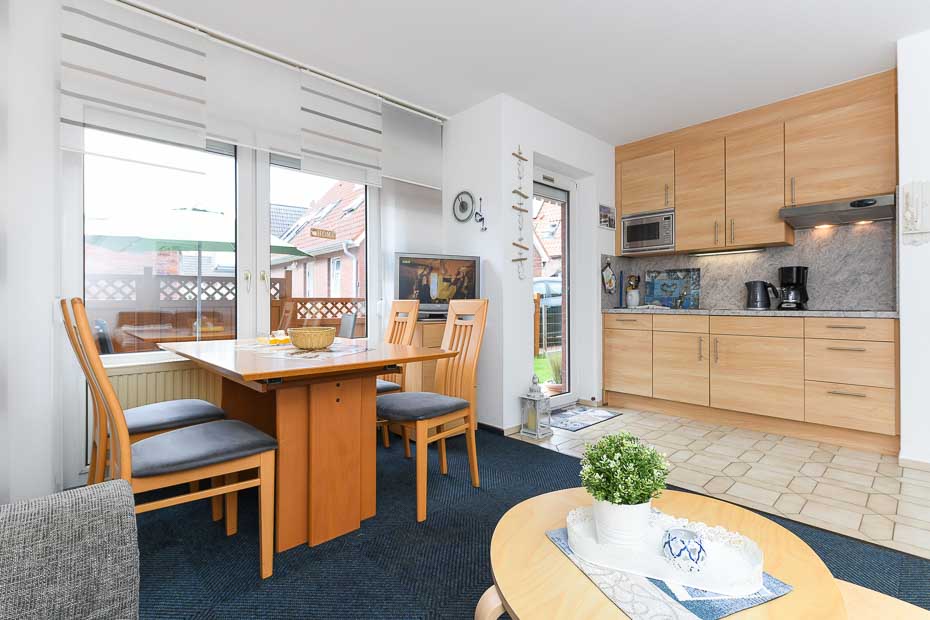 Ferienwohnung „Norderney“ - Wohnzimmer mit integriertem Küchenbereich