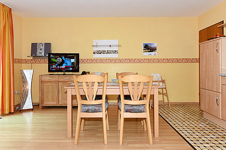 Ferienwohnung „Landblick“ - Wohnzimmer mit integriertem Küchenbereich