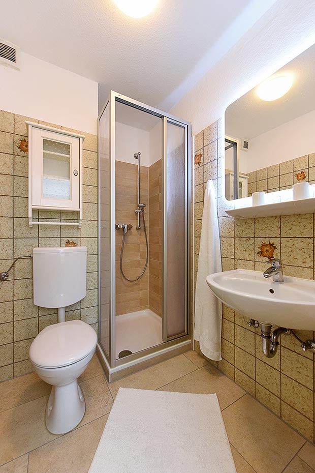 Ferienwohnung 5 - Badezimmer