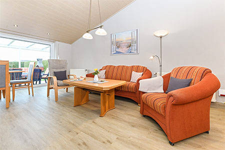 Ferienhaus „Andrea“ - Wohnzimmer mit integriertem Küchenbereich