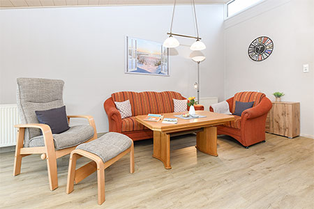 Ferienhaus „Andrea“ - Wohnzimmer mit integriertem Küchenbereich