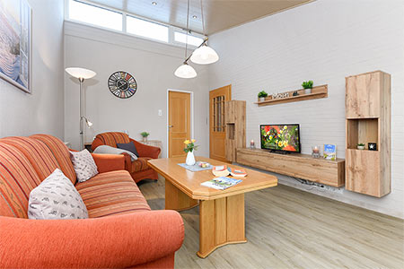 Ferienhaus „Andrea“ - Wohnzimmer mit integriertem Küchenbereich