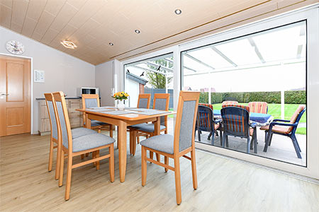 Ferienhaus „Andrea“ - Wohnzimmer mit integriertem Küchenbereich