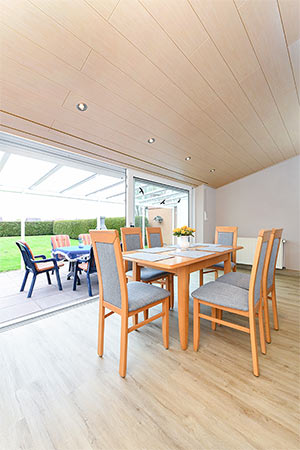 Ferienhaus „Andrea“ - Wohnzimmer mit integriertem Küchenbereich