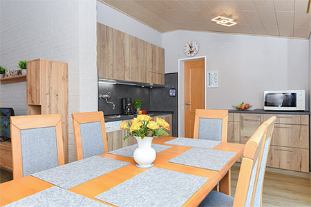 Ferienhaus „Andrea“ - Wohnzimmer mit integriertem Küchenbereich