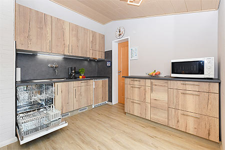 Ferienhaus „Andrea“ - Wohnzimmer mit integriertem Küchenbereich