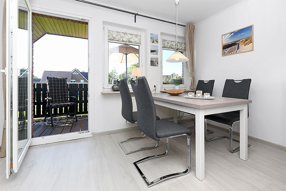 Ferienwohnung „Haus Antares“ - Wohnzimmer mit integriertem Küchenbereich