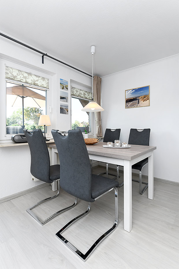 Ferienwohnung „Haus Antares“ - Wohnzimmer mit integriertem Küchenbereich