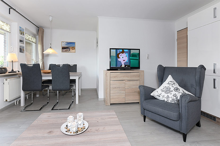 Ferienwohnung „Haus Antares“ - Wohnzimmer mit integriertem Küchenbereich