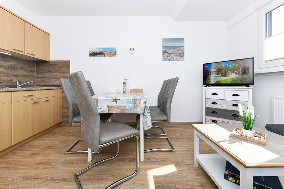 Ferienwohnung „Knurrhahn“ - Wohnraum mit integrierter Küche