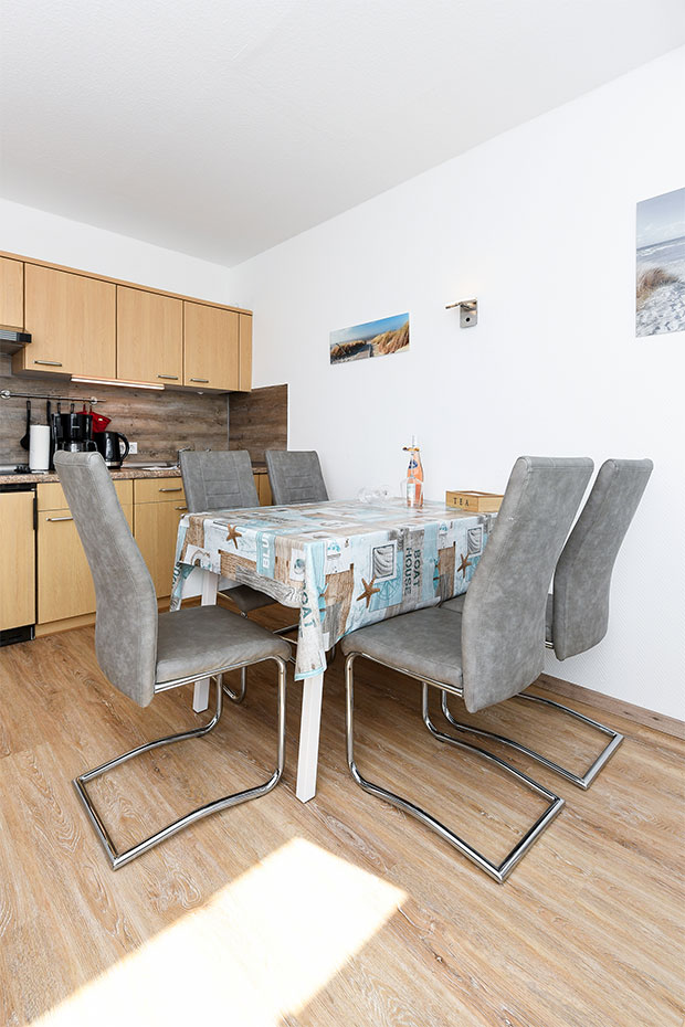 Ferienwohnung „Knurrhahn“ - Wohnraum mit integrierter Küche