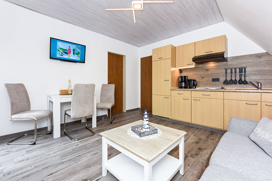 Ferienwohnung „Krabbe“ - Wohnraum mit integrierter Küche