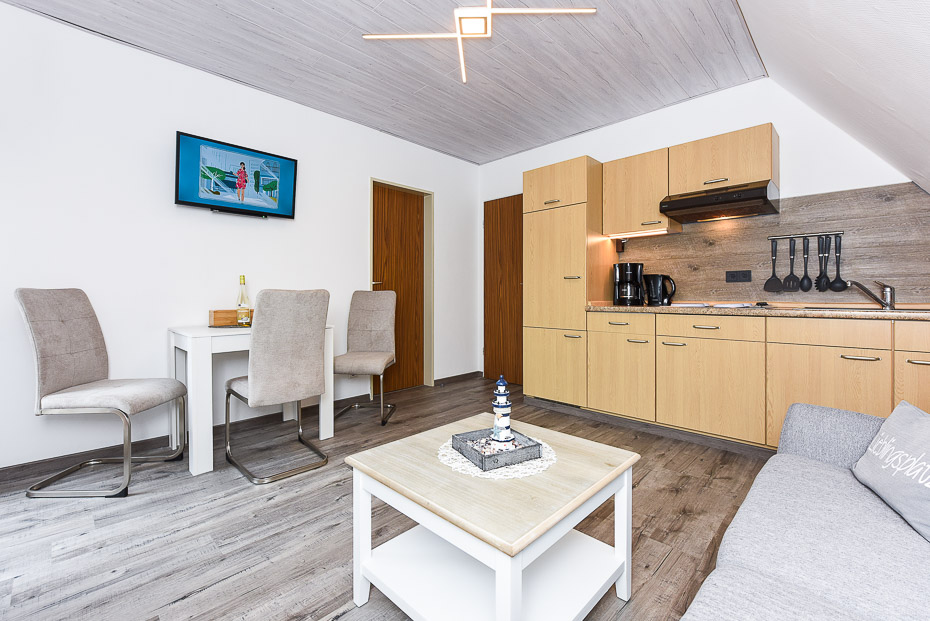 Ferienwohnung „Krabbe“ - Wohnraum mit integrierter Küche