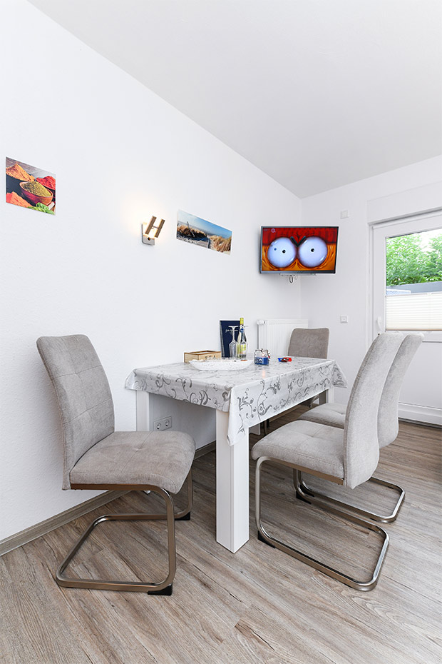 Ferienwohnung „Scholle“ - Wohnraum mit integrierter Küche