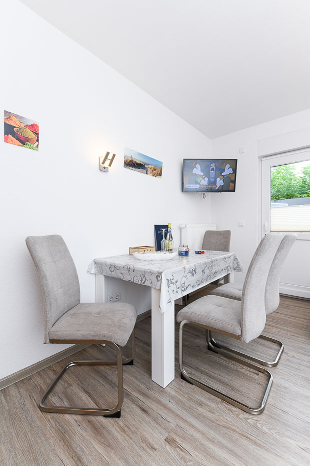 Ferienwohnung „Scholle“ - Wohnraum mit integrierter Küche