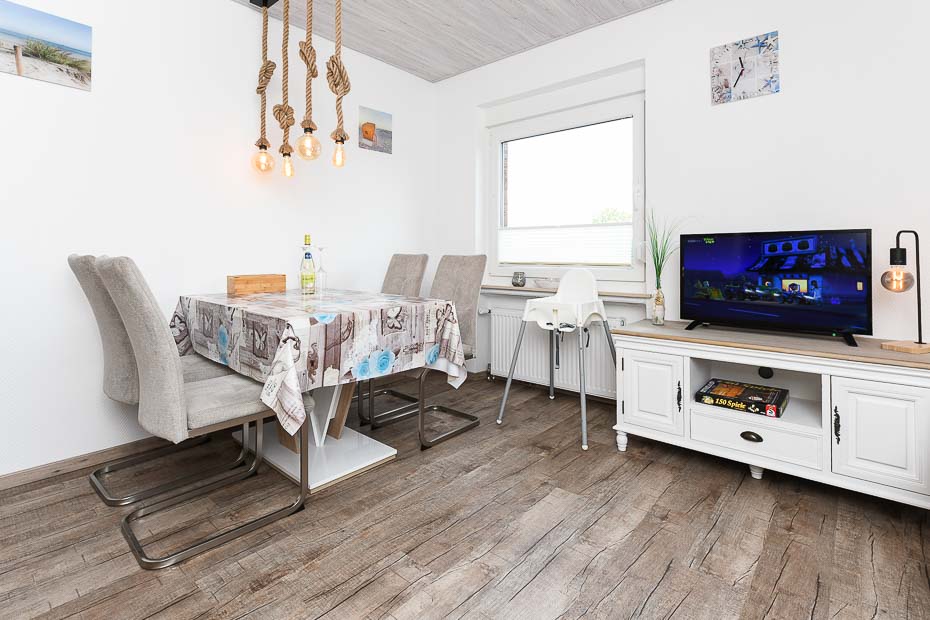 Ferienwohnung „Seestern“ - Wohnzimmer mit integriertem Küchenbereich